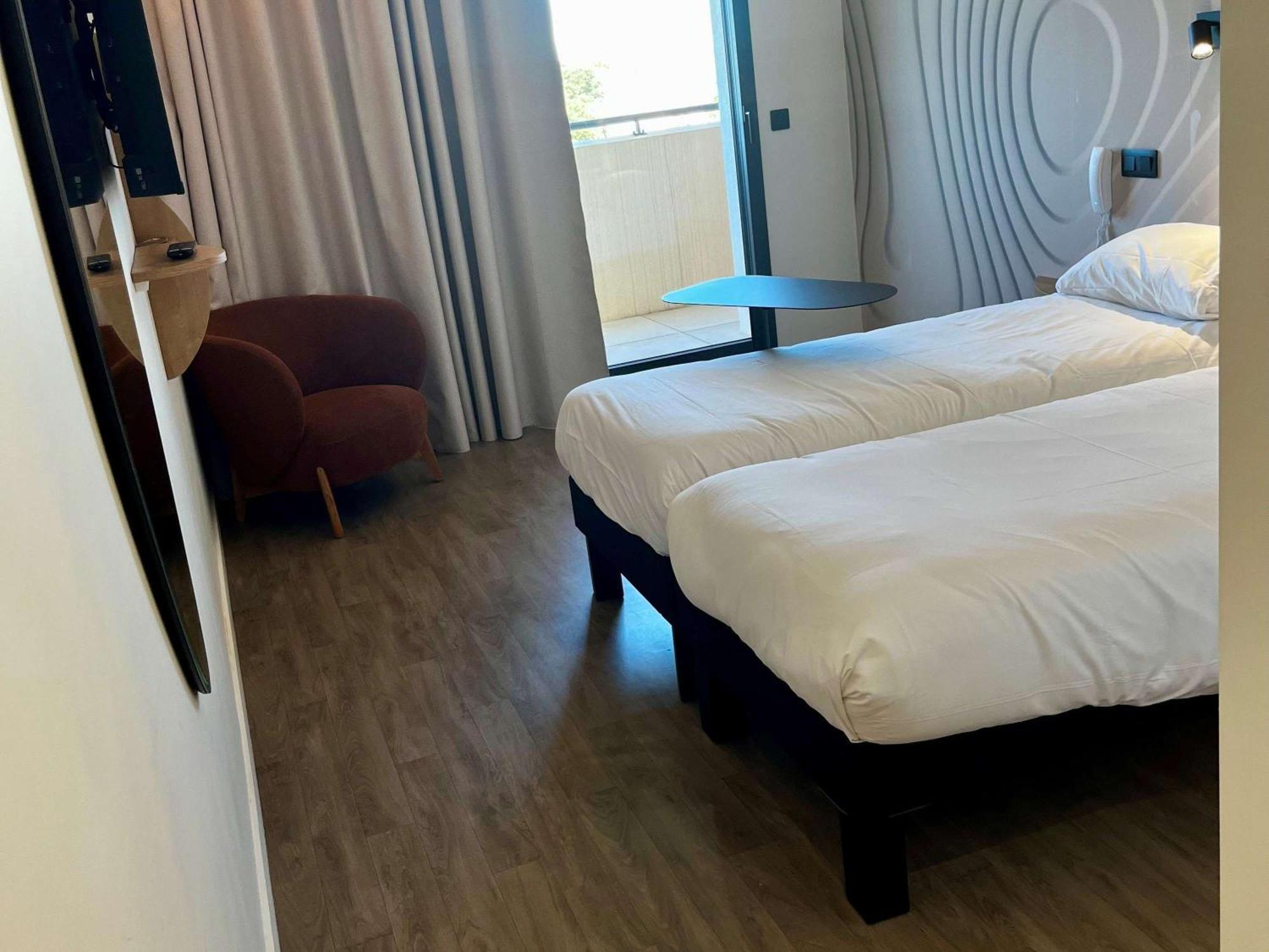 Ibis Styles Cabries Aix-En-Provence Tgv Hotel Bagian luar foto