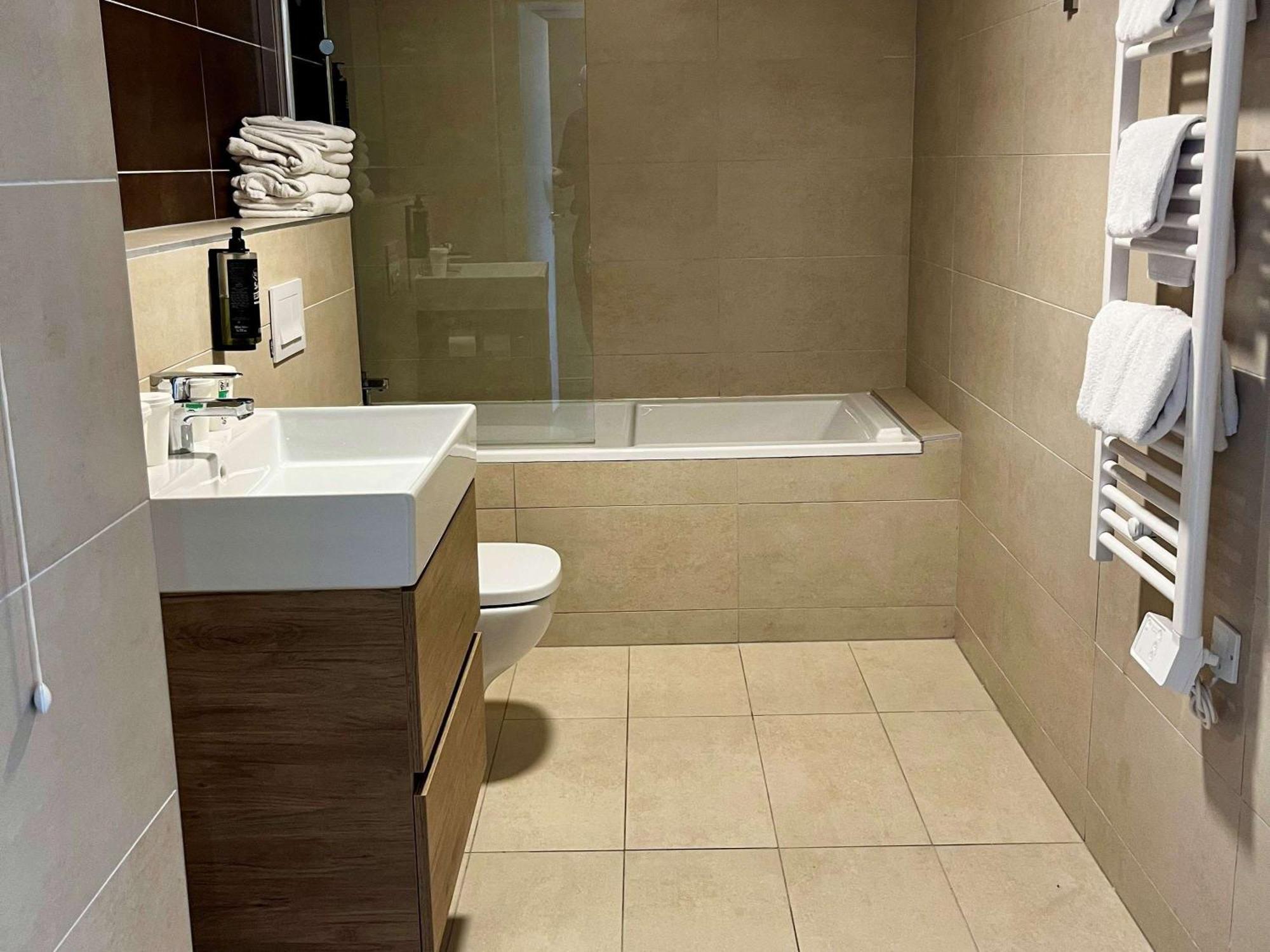 Ibis Styles Cabries Aix-En-Provence Tgv Hotel Bagian luar foto