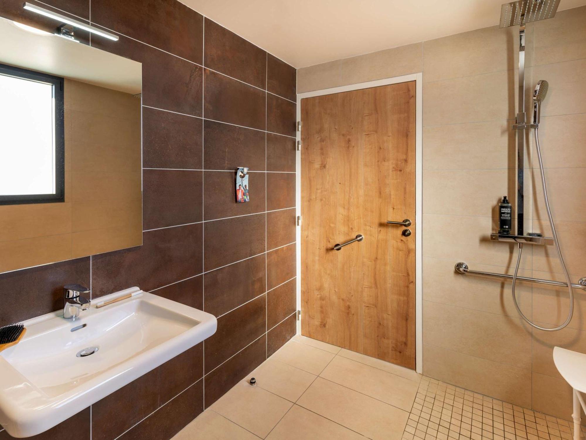 Ibis Styles Cabries Aix-En-Provence Tgv Hotel Bagian luar foto